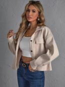 Tapado Elegante con Solapa y Botones Frontales