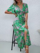 Vestido Largo Elegante de Estampado Tropical con Escote en V y Volantes