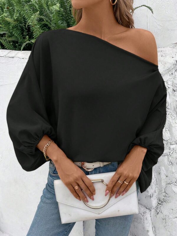 Blusa Asimétrica con Manga Murciélago y Hombro Descubierto - Image 6