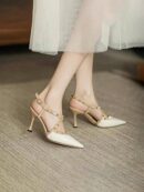 Sandalias Slingback de Taco Alto con Tachuelas y Correas Cruzadas
