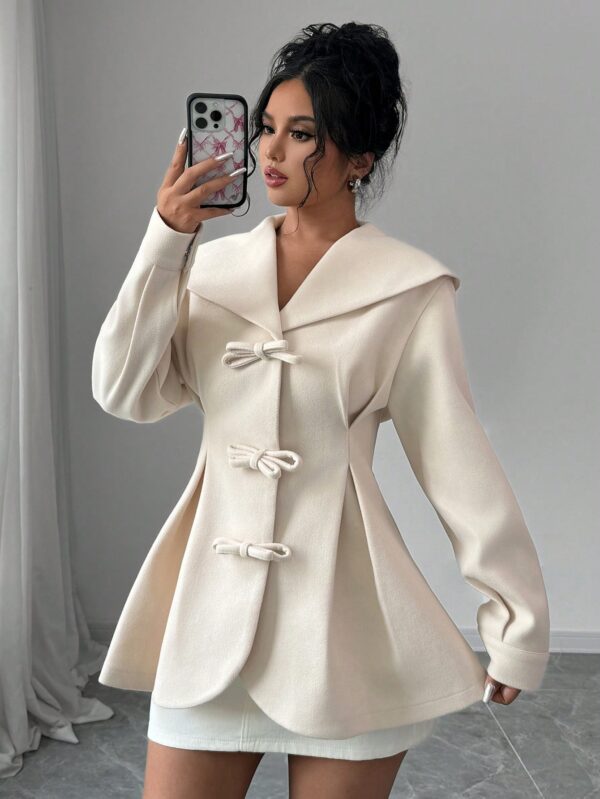 Abrigo Elegante Blanco con Cuello Marinero y Botones Frontales - Image 7