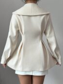 Abrigo Elegante Blanco con Cuello Marinero y Botones Frontales