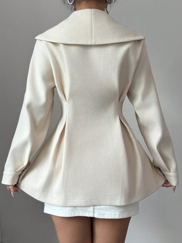 Abrigo Elegante Blanco con Cuello Marinero y Botones Frontales - Image 8