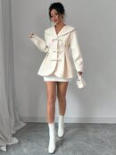Abrigo Elegante Blanco con Cuello Marinero y Botones Frontales