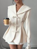 Abrigo Elegante Blanco con Cuello Marinero y Botones Frontales