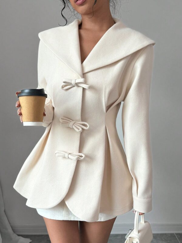 Abrigo Elegante Blanco con Cuello Marinero y Botones Frontales - Image 10