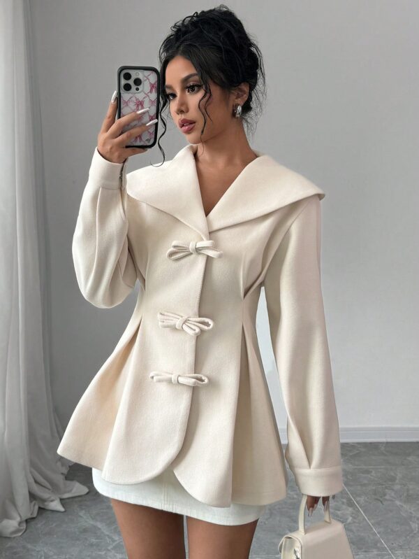 Abrigo Elegante Blanco con Cuello Marinero y Botones Frontales - Image 11