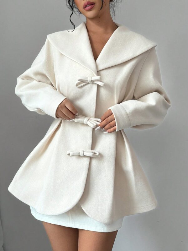 Abrigo Elegante Blanco con Cuello Marinero y Botones Frontales - Image 12