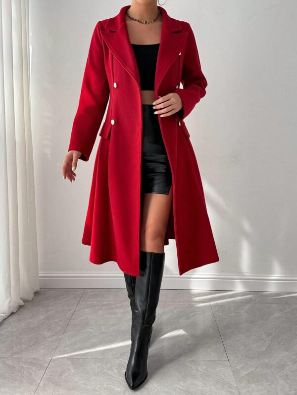 Abrigo Rojo de Lana con Cuello Alto y Triple Botonadura