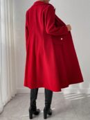 Abrigo Rojo de Lana con Cuello Alto y Triple Botonadura