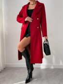 Abrigo Rojo de Lana con Cuello Alto y Triple Botonadura