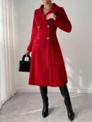 Abrigo Rojo de Lana con Cuello Alto y Triple Botonadura