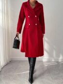 Abrigo Rojo de Lana con Cuello Alto y Triple Botonadura