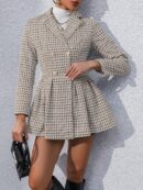 Abrigo Tweed Plisado con Doble Botonadura y Cuello Solapa