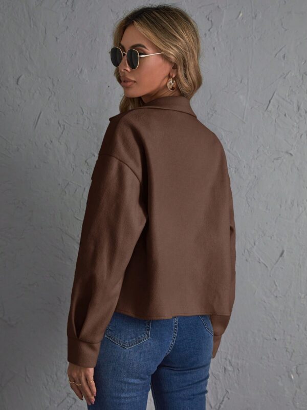 Tapado Elegante con Solapa y Botones Frontales - Image 17