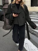 Chaqueta Corta de Lana con Detalles de Diseño y Cuello Camisero