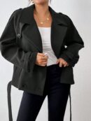 Chaqueta Corta de Lana con Detalles de Diseño y Cuello Camisero