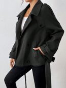 Chaqueta Corta de Lana con Detalles de Diseño y Cuello Camisero