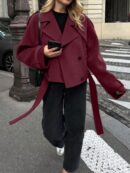 Chaqueta Corta de Lana con Detalles de Diseño y Cuello Camisero