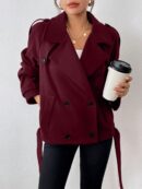 Chaqueta Corta de Lana con Detalles de Diseño y Cuello Camisero