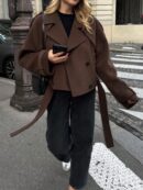 Chaqueta Corta de Lana con Detalles de Diseño y Cuello Camisero
