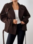 Chaqueta Corta de Lana con Detalles de Diseño y Cuello Camisero
