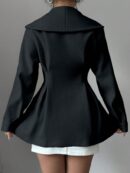 Abrigo Elegante Blanco con Cuello Marinero y Botones Frontales