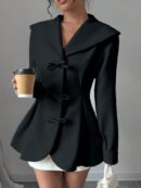Abrigo Elegante Blanco con Cuello Marinero y Botones Frontales