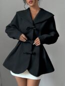 Abrigo Elegante Blanco con Cuello Marinero y Botones Frontales