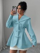 Abrigo Elegante Blanco con Cuello Marinero y Botones Frontales