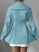 Abrigo Elegante Blanco con Cuello Marinero y Botones Frontales
