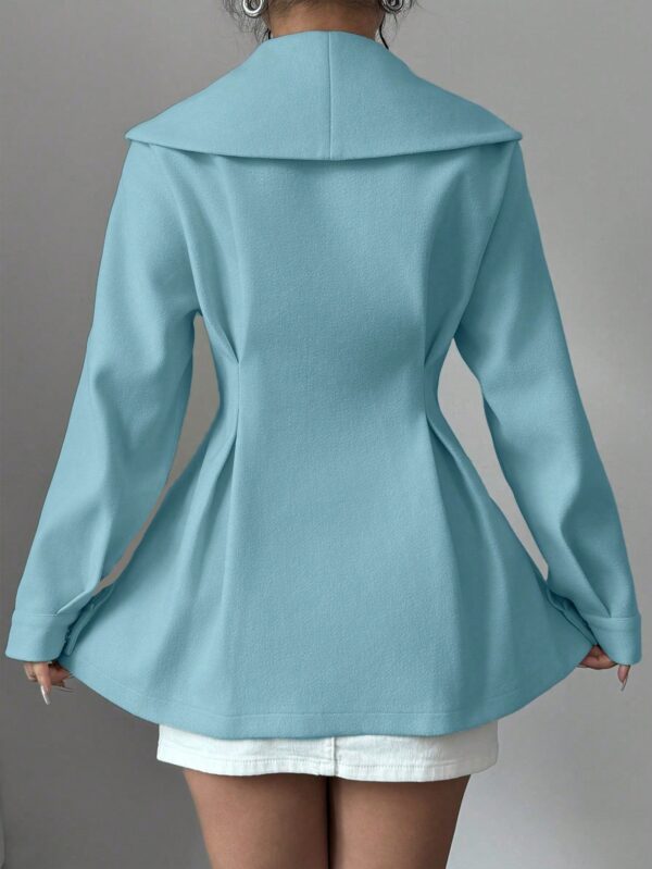 Abrigo Elegante Blanco con Cuello Marinero y Botones Frontales - Image 2