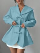 Abrigo Elegante Blanco con Cuello Marinero y Botones Frontales