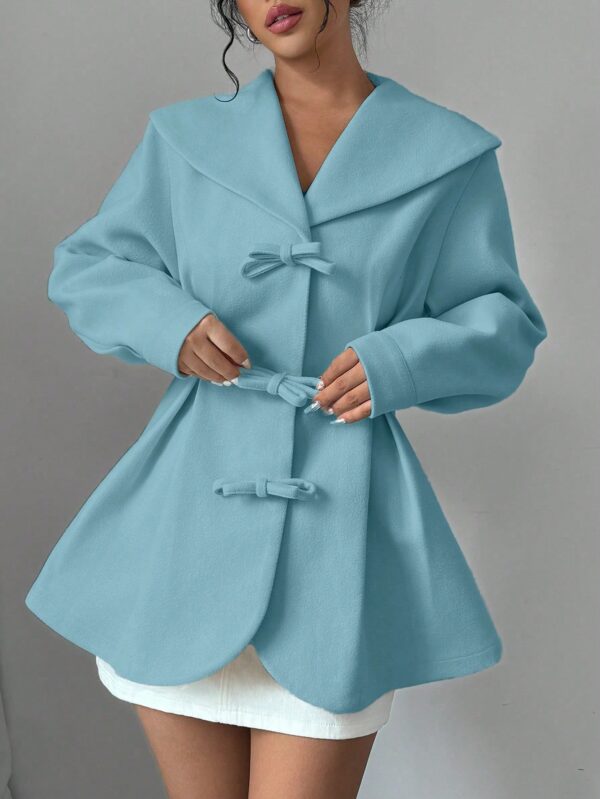 Abrigo Elegante Blanco con Cuello Marinero y Botones Frontales - Image 3
