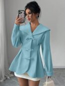 Abrigo Elegante Blanco con Cuello Marinero y Botones Frontales