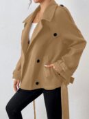 Chaqueta Corta de Lana con Detalles de Diseño y Cuello Camisero