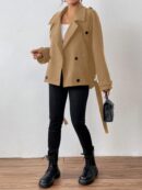 Chaqueta Corta de Lana con Detalles de Diseño y Cuello Camisero