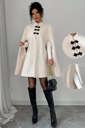 Capa Elegante de Cuello Alto en Contraste Estilo Chino
