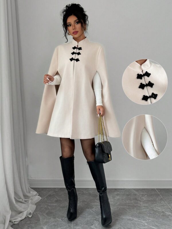 Capa Elegante de Cuello Alto en Contraste Estilo Chino