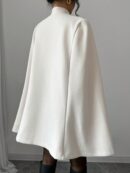 Capa Elegante de Cuello Alto en Contraste Estilo Chino