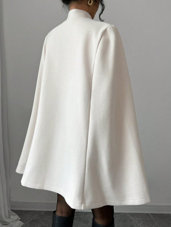 Capa Elegante de Cuello Alto en Contraste Estilo Chino - Image 2