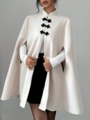 Capa Elegante de Cuello Alto en Contraste Estilo Chino