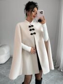 Capa Elegante de Cuello Alto en Contraste Estilo Chino