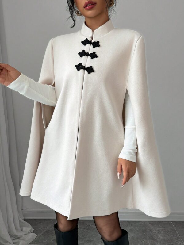 Capa Elegante de Cuello Alto en Contraste Estilo Chino - Image 5