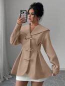 Abrigo Elegante Blanco con Cuello Marinero y Botones Frontales