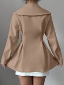 Abrigo Elegante Blanco con Cuello Marinero y Botones Frontales