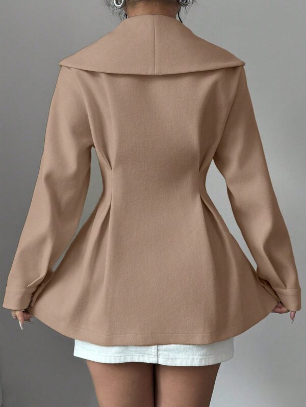 Abrigo Elegante Blanco con Cuello Marinero y Botones Frontales - Image 14
