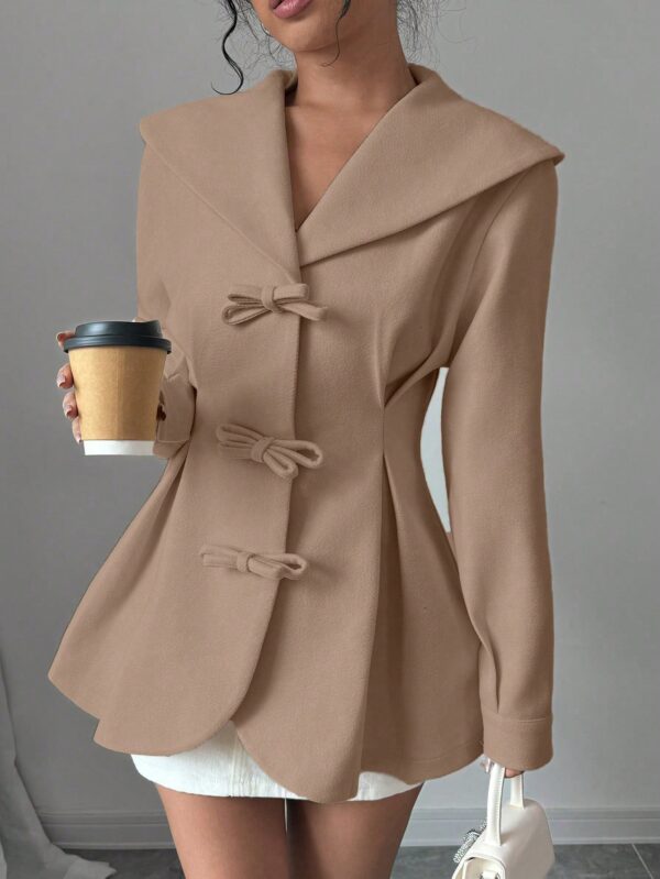 Abrigo Elegante Blanco con Cuello Marinero y Botones Frontales - Image 16