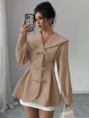 Abrigo Elegante Blanco con Cuello Marinero y Botones Frontales