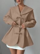 Abrigo Elegante Blanco con Cuello Marinero y Botones Frontales